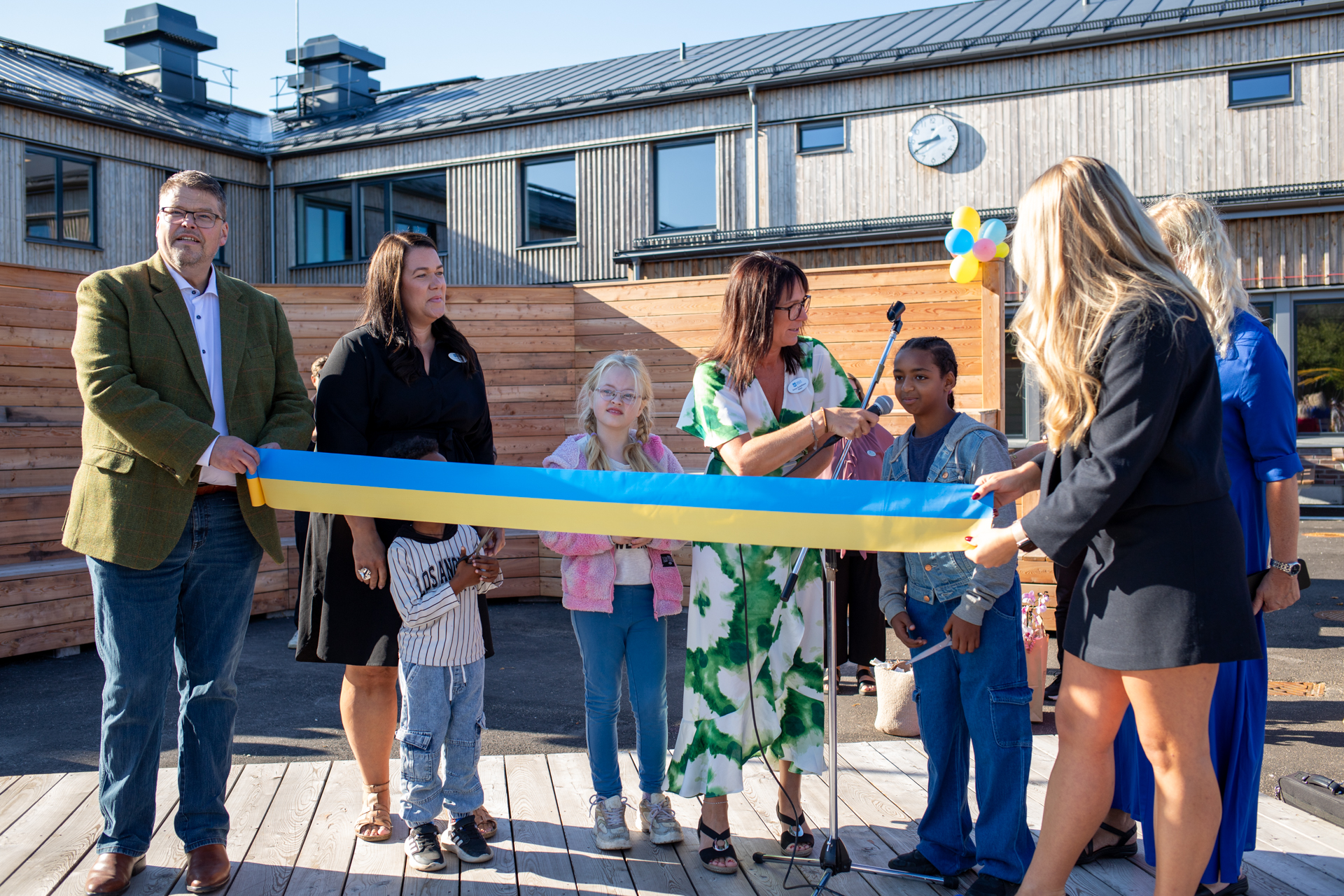 Bandet klipps och Åkraskolan invigs.